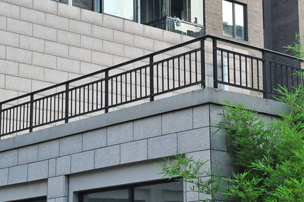 家庭陽(yáng)臺(tái)護(hù)欄選購(gòu)指南：湖北護(hù)欄廠(chǎng)家教你看懂荷載標(biāo)準(zhǔn)